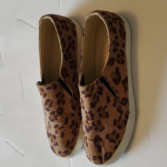 Cheetah print slip on runners, ladies size 9 - Picture 1 of 7